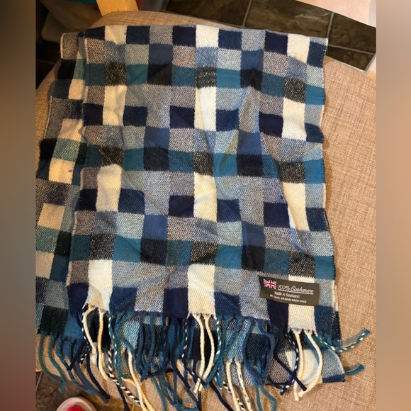 Scarf‎ - Picture 1 of 2